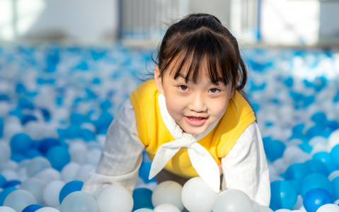 儿童游乐园玩粘土的小女孩图片