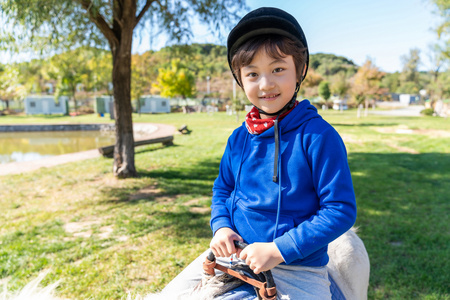 快乐的小朋友骑马卡通小朋友玩得开心-为孩子们做插图可爱的小朋友和