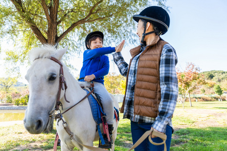 亲子马术图片