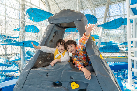 玩耍女孩在玩滑梯孩子们在游乐场玩骑人们在开心的在马戏团女孩在玩