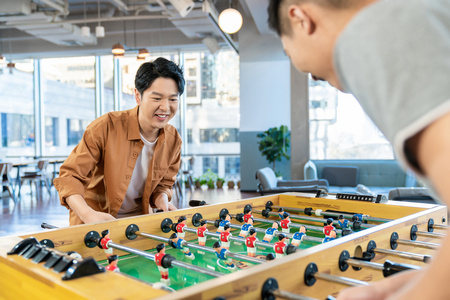 年轻人玩桌游照片