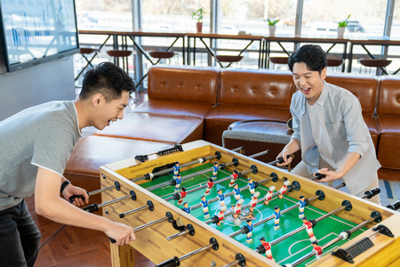 年轻人玩桌游照片