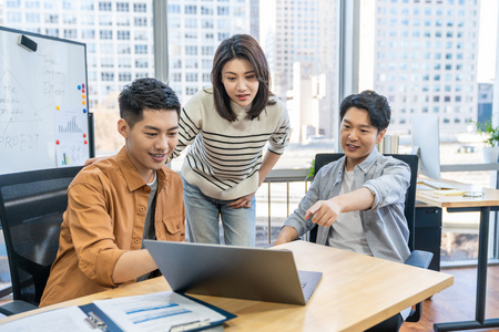 年轻商务人士在办公室开会照片