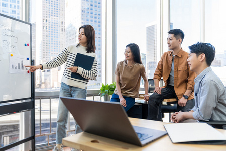 白班年轻商务人士在办公室开会照片