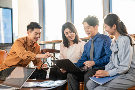 年轻商务人士在办公室开会照片