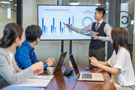 年轻商务人士在办公室开会照片