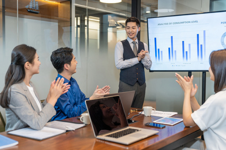 年轻商务人士在办公室开会照片