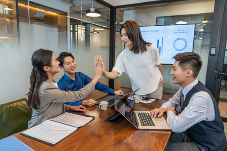 年轻商务人士在办公室开会照片