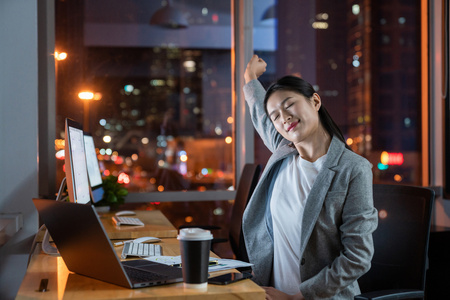 白领颈椎年轻商务女士在加班照片