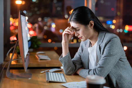夜晚办公室加班图片
