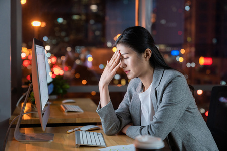 熬夜看电脑年轻商务女士在加班照片
