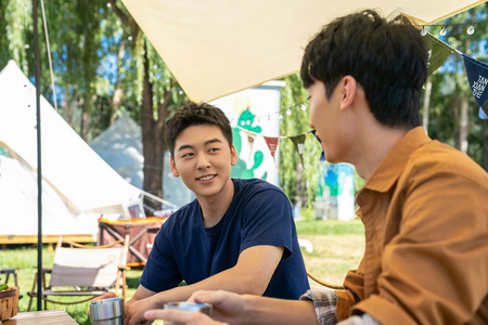 两个人坐天幕下聊天照片