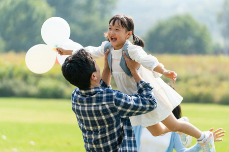 妈妈和女儿开心地跑向爸爸的怀抱照片