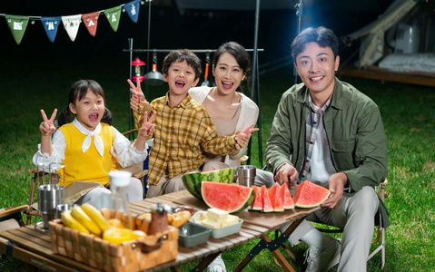 傍晚一家人在露营地吃西瓜照片