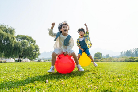 两个小孩在草地上做游戏照片