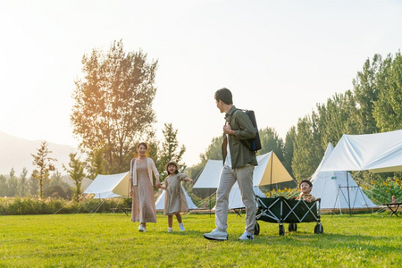 一家人在露营地游玩照片