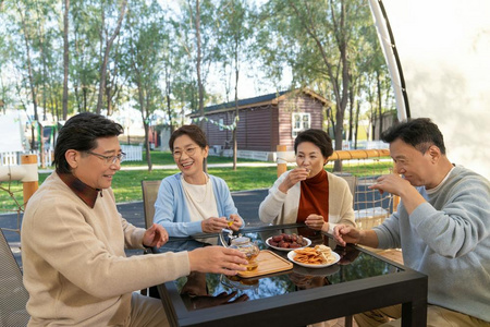年轻的商务人士边喝茶边聊天两个女朋友一边喝茶一边在咖啡馆里聊天