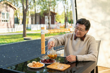 一个中老年男人喝茶照片