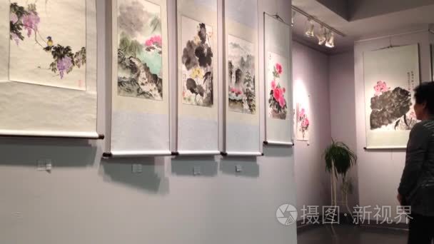 参观者对中国传统绘画欣赏视频