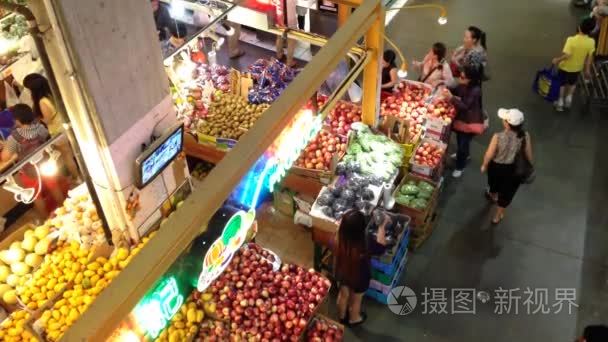 顶部的客户购买食品开枪华人超市