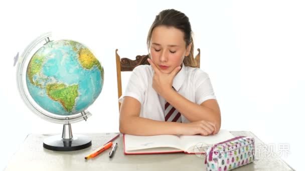 年轻的女孩在学校地理学习视频