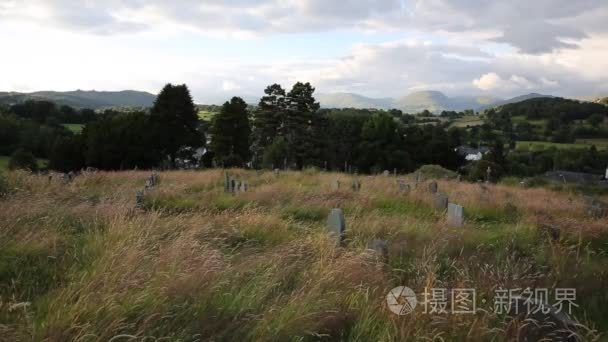 00:004k裂的石关闭了旧的墓碑在公墓埋葬地方天主教坟墓之间在杂草丛