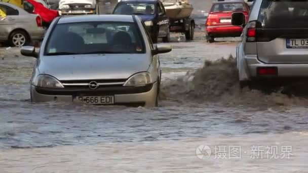 在洪水淹没的街道上的交通视频