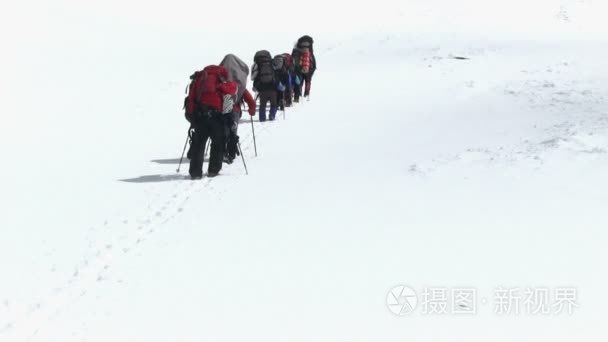 在帕斯山的登山者视频