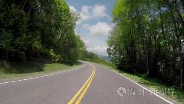 大雾山空山道路视频