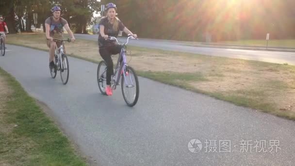在斯坦利公园的人骑自行车视频