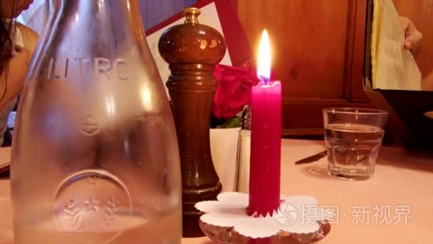 红蜡烛在餐桌与黑胡椒视频
