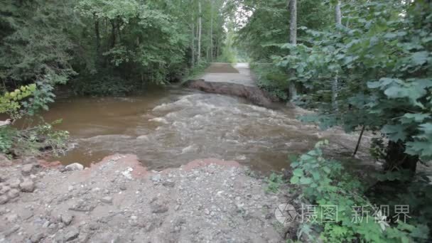 大雨过后河洪水断的道视频