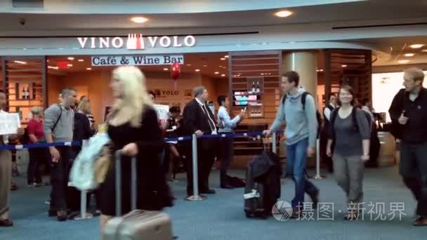 机场航站楼的国际到达大厅视频