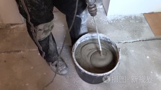 工人混入胶粘剂水泥砖上桶工具视频