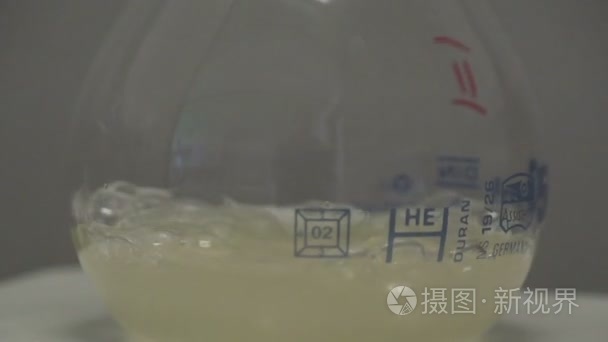 在烧瓶内沸腾化学品视频