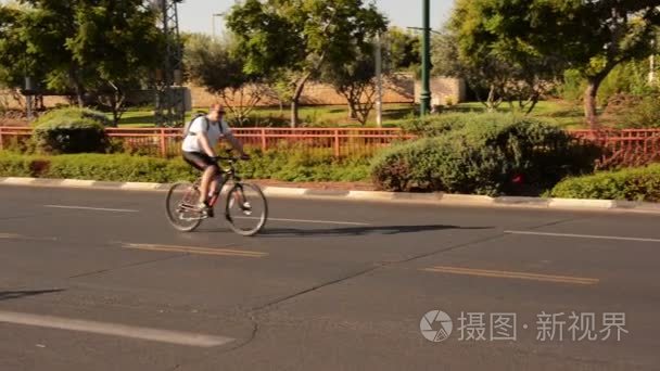 两个家伙自行车座荒废的城市道路上