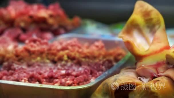 屠夫卖当地的亚洲市场，准备不卫生的食物新鲜的肉