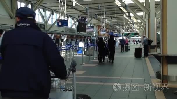 温哥华机场的行李的乘客视频