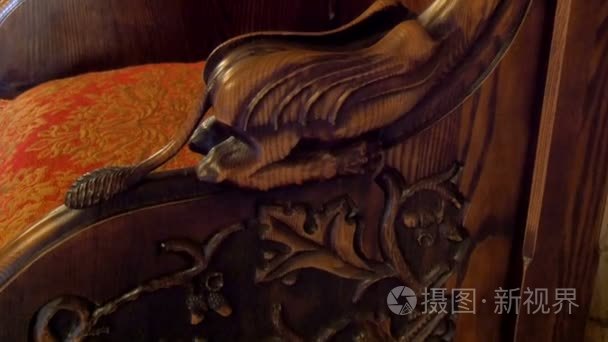 国王的椅子的扶手上的细节视频