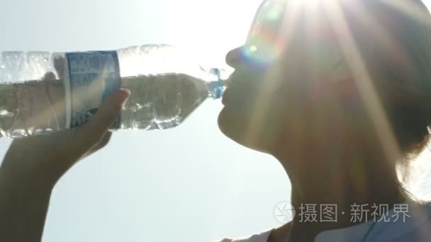 丰田的女人喝水视频