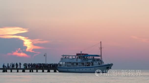 旅游船寄宿和推下视频