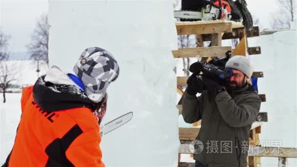 摄影师拍摄相机雕塑家工作与冰视频