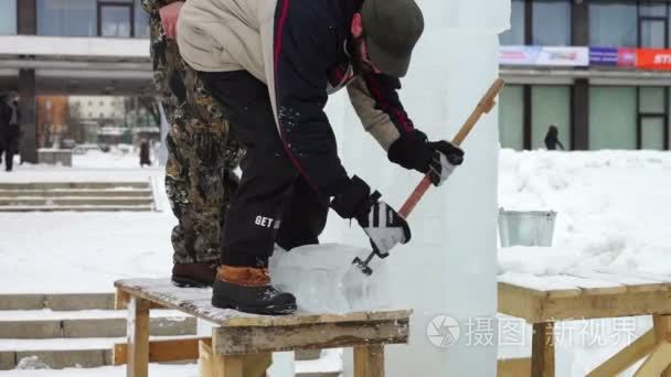 工匠们砍冰雕塑的详细信息视频