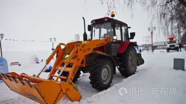 雪犁国际冬季节现场清理视频