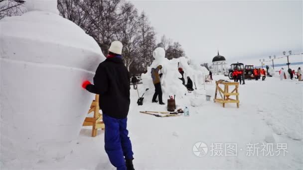 冰雕艺术师工作视频