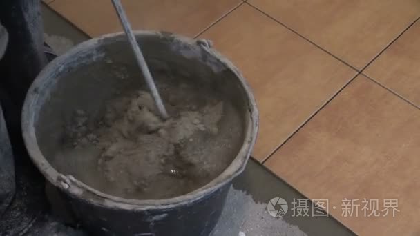 在桶上缩小人混合水泥瓷砖胶视频