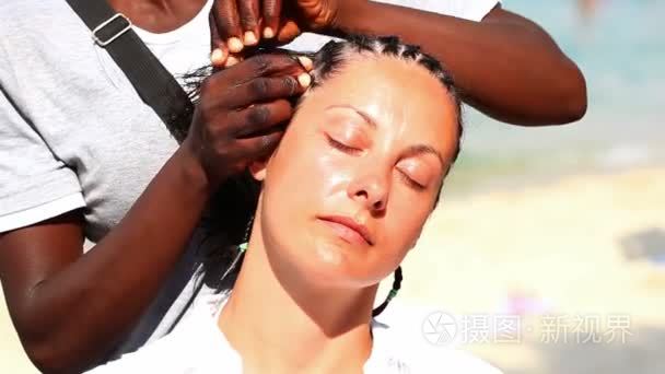 在白人妇女的传统非洲发型视频