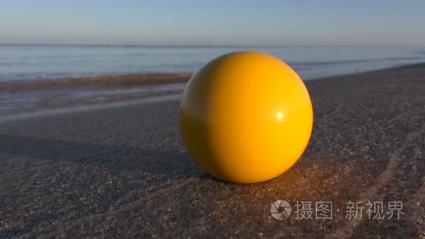 夏季海滩度假村黄色台球球