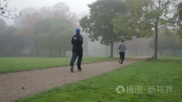 晨跑在公园里视频