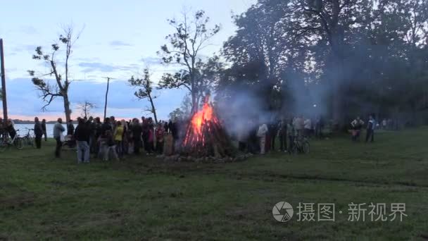 人们包围大壁炉 nea 湖在夕光